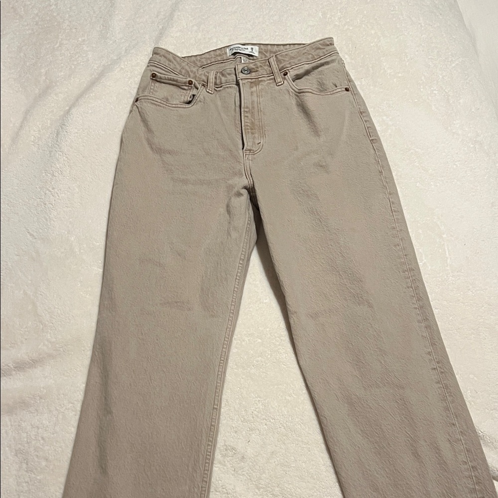 Abercrombie & Fitch Beige 90’s relaxed Jean high rise. 29/8 Long
